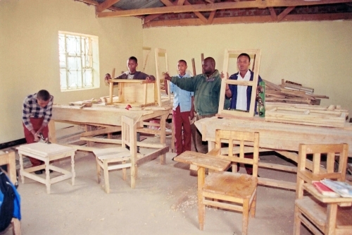 Hilfswerk Bassotu - Katesh Handwerkerschule Schreinerei