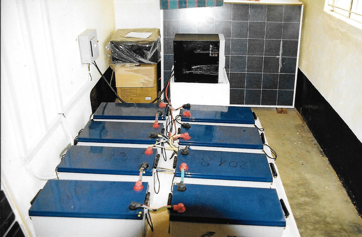 Hilfswerk Bassotu - Mwanga Dispensary Solaranlage Batterien