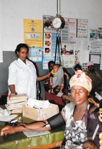 Hilfswerk Bassotu - Mwanga Dispensary Untersuchung, Kontrolle und wägen der Babys